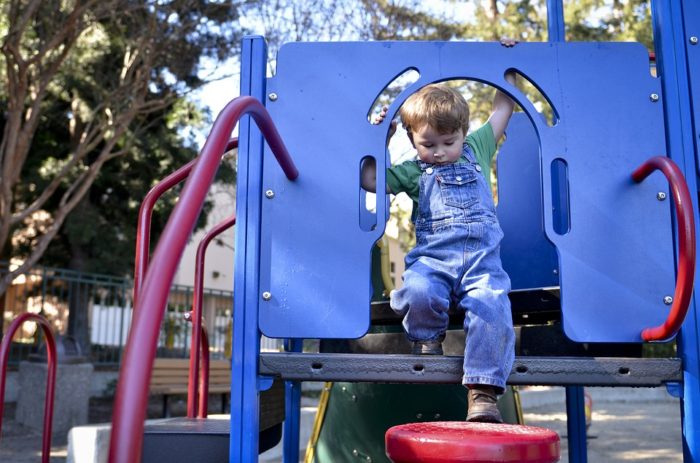 Activité dans le jardin pour enfant