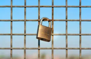 Comment protéger le terrain autour de sa maison ?