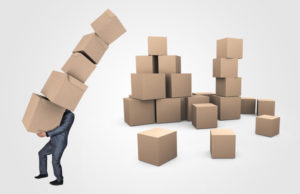 Homme portant des emballages cartons
