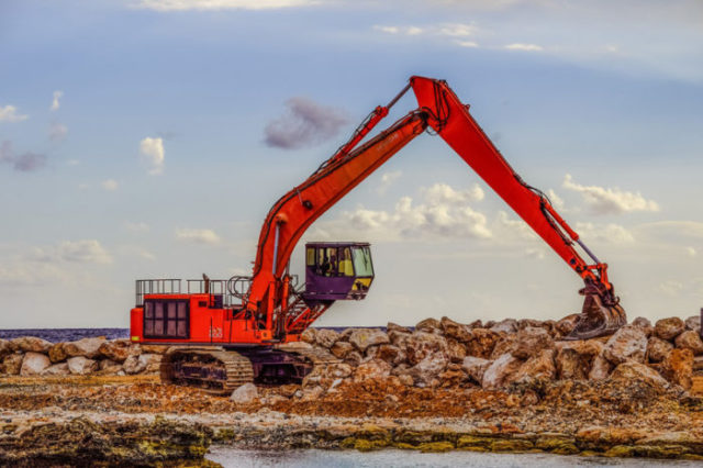 Les vérins hydrauliques équipent les tractopelles