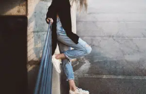 Être à la mode de la tête aux pieds avec des sneakers