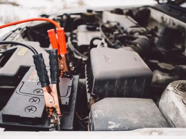 Batterie de voiture complètement déchargée Batterie de voiture complètement déchargée