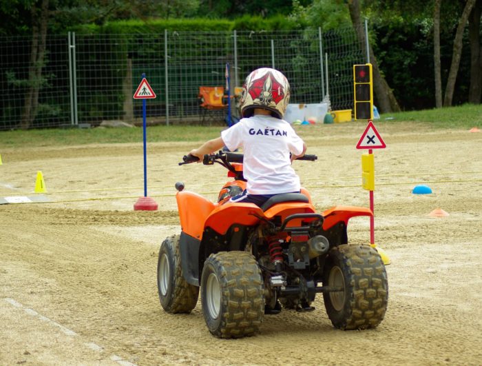 jeune enfant sur un quad