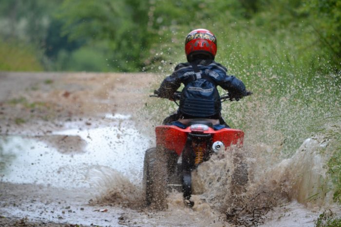 un enfant qui fait du quad