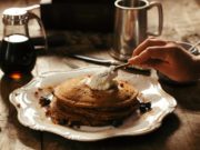 préparer un petit déjeuner américain