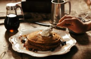 préparer un petit déjeuner américain