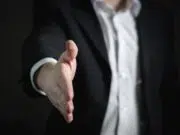 Les avantages de passer par un mandataire immobilier pour vendre