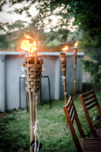 flambeau dans jardin