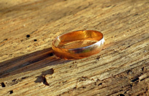 Une bague fine et délicate pour sa mère bague fine