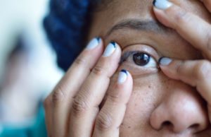 Quelles sont les causes des corps flottants dans les yeux et comment les traiter ? corps flottants yeux