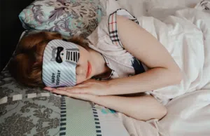 Pourquoi emporter un masque de sommeil en vacances ? masque de voyage