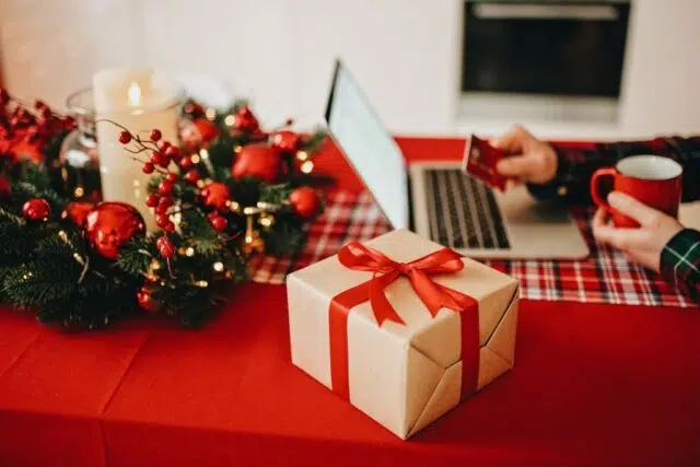 offrir un cadeau de Noël offrir un cadeau de Noël