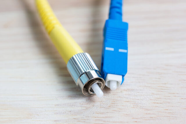connecteur de fibre optique à câble