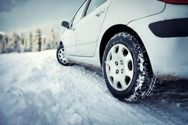 Snow covered tire on snowy road conduite sous la neige