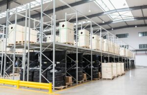 entrepôt de stockage avec des bacs en plastique