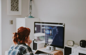 travail comme modérateur de texte