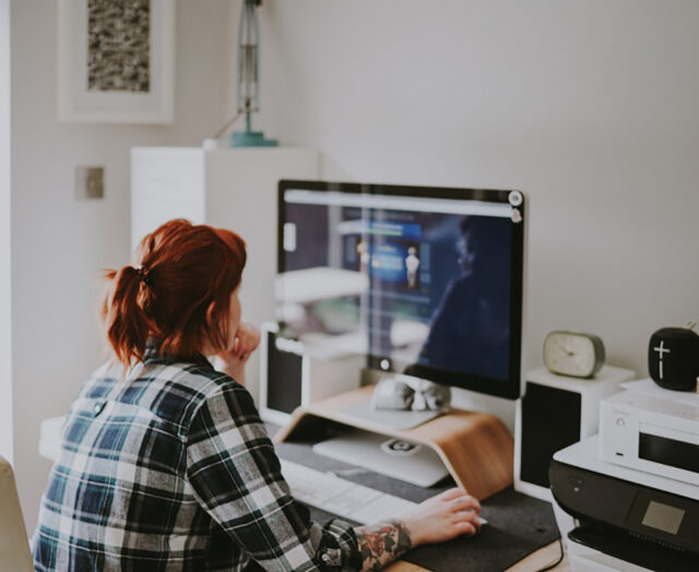 travail comme modérateur de texte