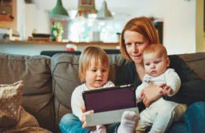 Contrôle parental sur smartphone : faut-il surveiller son enfant sur Internet ? Contrôle parental