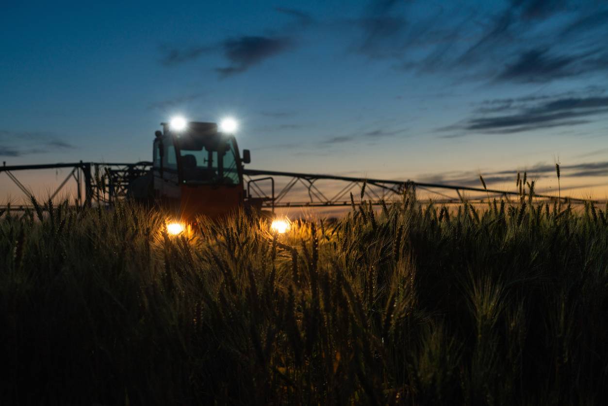 pulvérisation agricole la nuit lumière LED 