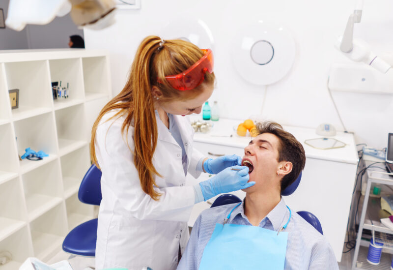 Comment savoir si on doit se faire enlever des dents de sagesse