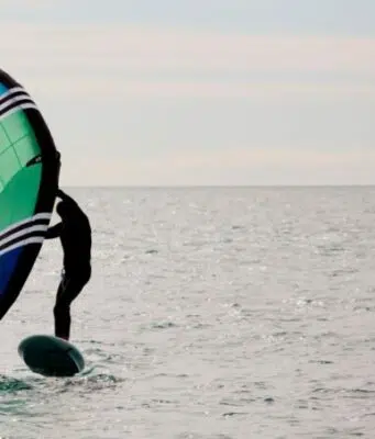 Comment bien débuter en wingfoil ? Voici 5 astuces clés à suivre