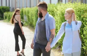 homme regarde femme