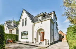 Un professionnel de la peinture pour protéger et embellir la façade de votre maison façade maison