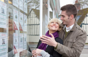 Quelles sont les caractéristiques des porte-affiches vitrines immobiliers ? porte affiche