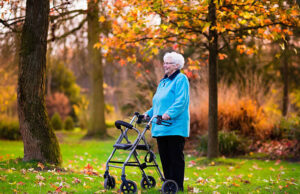 Guide d’achat : trouver le déambulateur idéal pour les seniors
