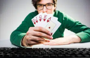 Folding : le mouvement clé des joueurs de poker Amunra Folding joueurs poker