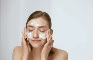 Soins de la peau : les bons gestes à adopter au quotidien soins peau quotidien