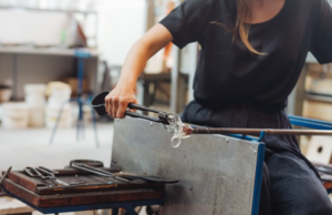 Étapes clés pour commander et consulter un expert pour un projet en verre sur mesure