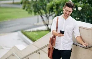 Comment surprendre l’autre ? Dire je t’aime sans le dire : SMS à la clé Man reading text message