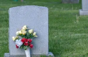 Les finitions idéales pour sublimer une plaque funéraire : mate, satinée ou brillante ? plaque funéraire