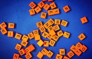 Découvrez pourquoi ‘pe, mot de 2 lettres au Scrabble, est valide Scrabble letter tiles
