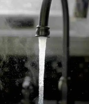 Comparaison des services d'urgence : plombier, électricien, serrurier et vitrier