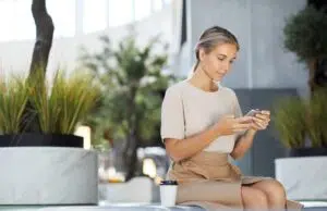 Que veut dire un compte restreint sur Messenger : mythes et réalités à connaître Checking messenger on phone