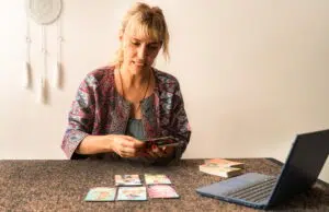 Les consultations de tarot en ligne : quand les technologies modernisent les pratiques anciennes tarot en ligne
