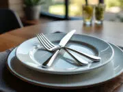 découvrez pourquoi disposer ses couverts croisés dans l'assiette est considéré comme un symbole d'élégance à table. tradition, étiquette et raffinement expliqués simplement !