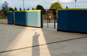 Chandra Bahadur Dangi : la personne la plus petite du monde et son histoire incroyable a shadow of a person on a concrete surface