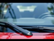 découvrez les erreurs à éviter lors du choix et de l'installation des balais essuie-glace pour votre peugeot 208 ii afin d'assurer une visibilité optimale et une sécurité maximale.