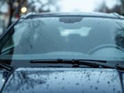 découvrez pourquoi il est essentiel de remplacer régulièrement les balais essuie-glace de votre peugeot 5008 iii pour assurer une visibilité optimale et une conduite en toute sécurité.