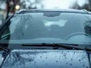 découvrez pourquoi il est essentiel de remplacer régulièrement les balais essuie-glace de votre peugeot 5008 iii pour assurer une visibilité optimale et une conduite en toute sécurité.