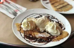 Comment faire la publicité de sa crêperie ? crepe with ice cream and syrup