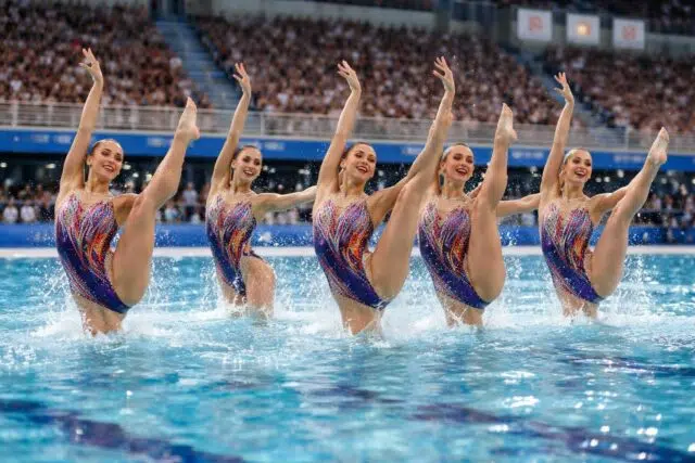 découvrez l'histoire fascinante de la natation synchronisée aux jeux olympiques, une discipline alliant grâce, précision et performance sportive.