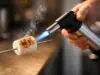 apprenez à griller des chamallows au chalumeau de cuisine comme un pro grâce à nos astuces et techniques simples pour un résultat parfait et délicieux.