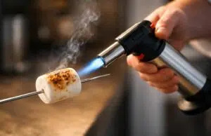 apprenez à griller des chamallows au chalumeau de cuisine comme un pro grâce à nos astuces et techniques simples pour un résultat parfait et délicieux.