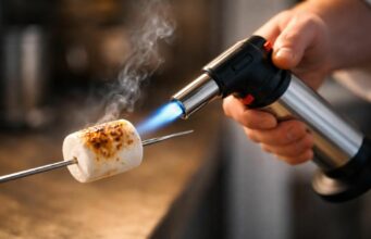 apprenez à griller des chamallows au chalumeau de cuisine comme un pro grâce à nos astuces et techniques simples pour un résultat parfait et délicieux.