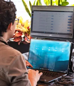 Écrans supplémentaires pour producteurs de musique : solutions portables pour studio et déplacements producteurs de musique