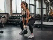 Améliorez votre technique de soulevé de terre avec kettlebell pour des résultats optimaux découvrez comment perfectionner votre technique de soulevé de terre avec kettlebell pour maximiser vos performances et obtenir des résultats optimaux en musculation.